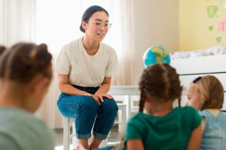 Educadora conduz atividade com crianças, representando o cuidado e a promoção da saúde mental nas escolas.